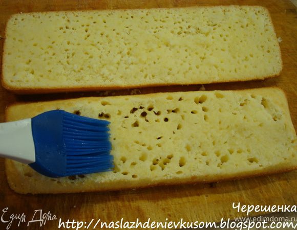 Выпекать при 200 градусах 12-15 минут до бледно-золотистого цвета… Выложить на доску, разрезать пополам и пропитать лимонным соком… Если у вас бисквит тонкий и широкий, то нужно разрезать на два коржа и уже потом пропитать…