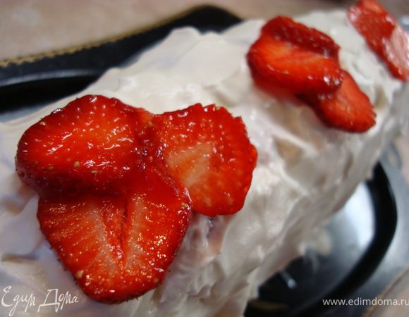 В принципе, чтобы облегчить десерт, можно оставить уже в таком виде. Это уже безумно вкусно и ароматно. Но если хочется украсить наше творение, то приступим… Взбить сливки с сахарной пудрой (я не стала писать сколько ее нужно, добавляйте на вкус… я сладкое не люблю, поэтому добавила всего пару ложек). Обмазать ими наш десерт и украсить ягодами клубники… 