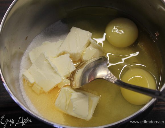 Яйца, масло, мед, сахар перемешать! в сотейнике...