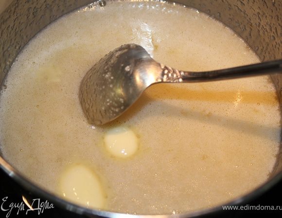 Поставить на огонь (средний) и при постоянном помешивании довести до однородности массы (масло и сахар должны растаять).