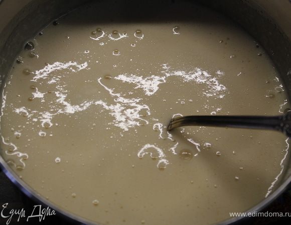 Как только все станет однородным, добавляем 2 чайные ложки соды и, также при постоянном энергичном помешивании, ждем когда масса превратится в белую пену и станет похожей на крем-мусс. Снимаем с огня. 