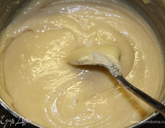Добавляем в сотейник 1 стакан муки, перемешиваем, затем 2 стакан муки и снова хорошо перемешиваем. Тесто должно выглядеть так (см.фото).