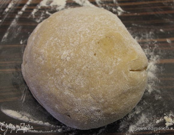 Добавляем еще 0,5 стакана и снова вымешиваем. Засыпаем последние 0,5 стакана муки, слегка перемешиваем и выкладываем на стол, присыпанный мукой. Вымешиваем до однородности...  P.S. Тесто не должно быть слишком тугим от количества муки, оно должно быть достаточно мягким и не терять форму скатаннного шара если вы оставите его в покое... Ориентируйтесь по качеству вашей муки.