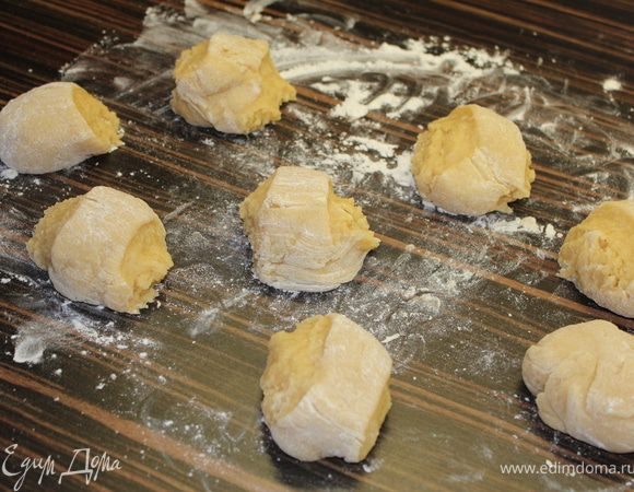 Делим тесто на 8 частей.