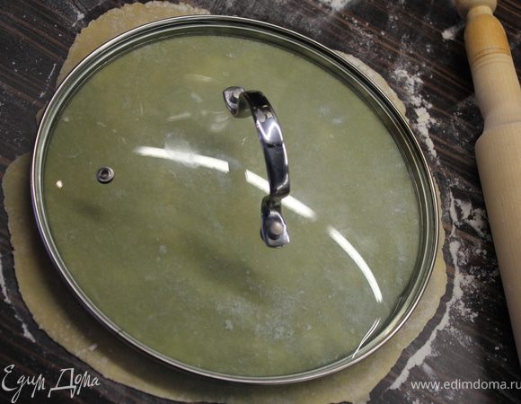 Раскатываем первый кусочек с помощью скалки. Постоянно присыпая муки,чтобы не прилипало и каждый раз переворачивая при необходимости. Размер я примерила по крышке.