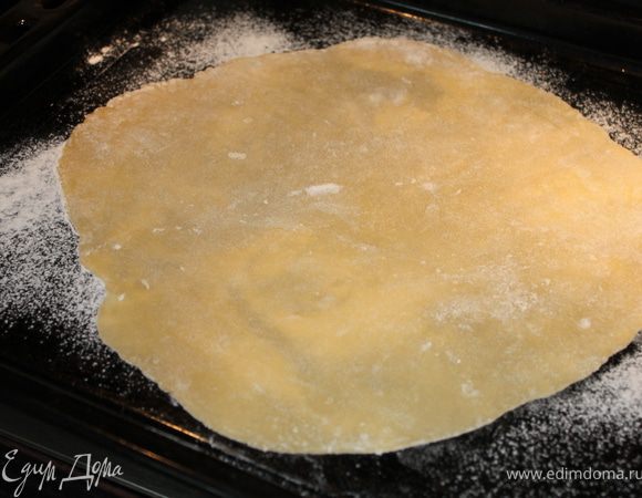 Перекладываем на присыпанный мукой противень и выпекаем около 2 минут в уже разогретой до 200 градусах духовке до красивого золотисто-медового цвета.