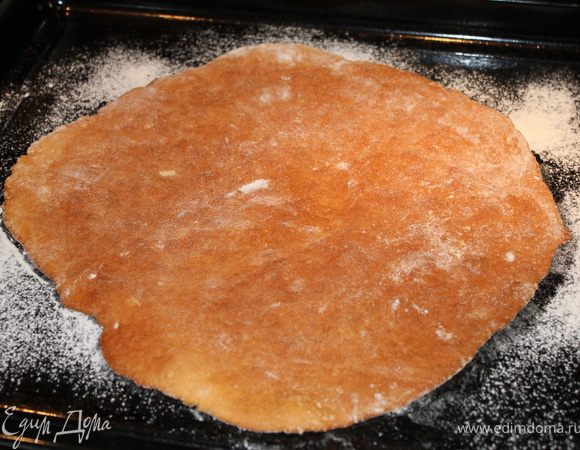 Пока корж печется, раскатываем следующий.