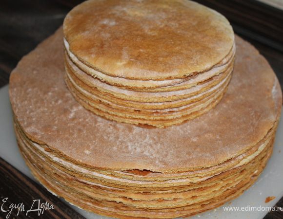 Затем я замесила еще одну порцию теста для второго яруса. Примерила размер по чайной тарелке... Из этой части я сделала еще 2 больших коржа и 8 маленьких.... После того как все коржи будут испечены, очень рекомендую смахнуть с них излишнюю муку с помощью кисточки!