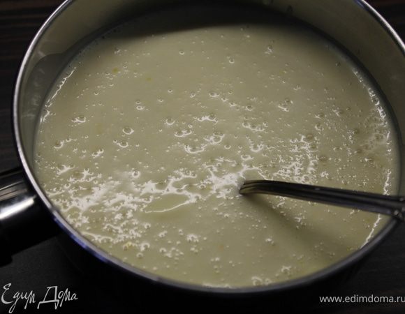 Сделать крем №1 - взбить размягченное сливочное масло со сгущенкой.Добавить цедру одного лимона.