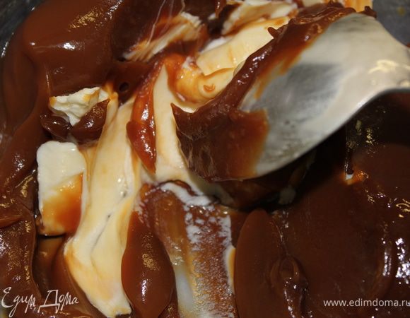 Сделать крем №2 - смешать размягченное масло с вареной сгущенкой.