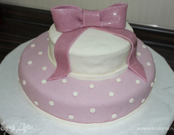 Верхний ярус водрузить на нижний (низ верхнего я дополнительно смазала кремом,чтобы он хорошо приклеился).