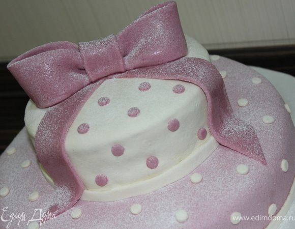 Из остатков мастики разных цветов сделать украшения - бант и горошины (вырезала с помощью колпачка от ручки))...Подробнее об украшениях и мастике, если желаете, можно посмотреть у Оксаны http://www.edimdoma.ru/users/66570 и   у Nata Ru http://www.edimdoma.ru/recipes/19463