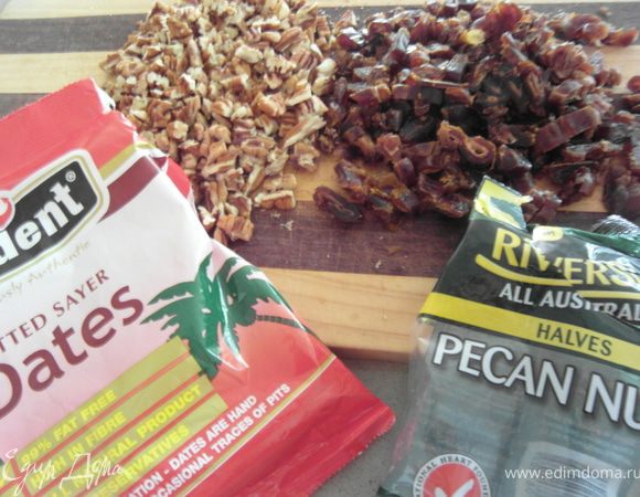 Измельчить финики и орехи.