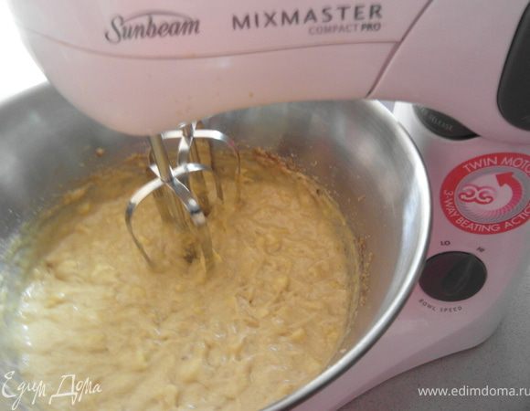 На средней скорости взбивать 2 минуты. Увеличить скорость и взбивать еще 1 минуту, до тех пор, пока текстура не будет мягкой и кремообразной.
