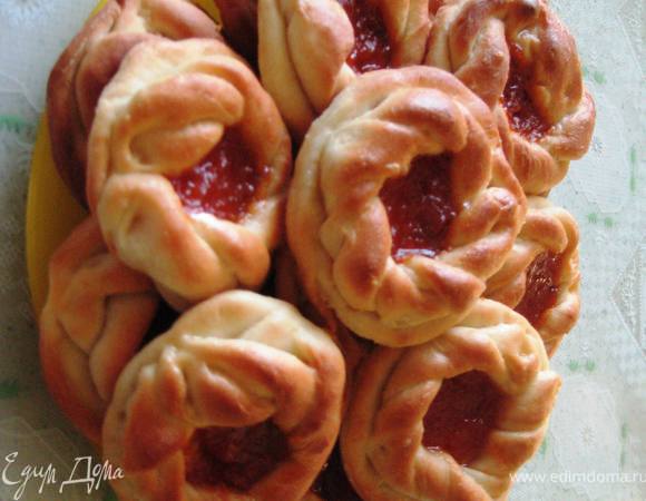 Воду.сахар,6 ст.л.муки и дрожжи-хорошо перемешать.чтобы не было комочков, и оставить на 15 минут в тёплом месте,прикрыв полотенцем.Затем туда добавить подсолнечное масло,соль и оставшуюся муку-вымешать тесто и через пару минут можно "катать" булочки.Начинка любая! Приятного аппетита! 