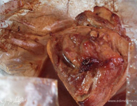 Дальше я отступила от канонов приготовления этого блюда и положила этот кусочек мяса в рукав и запекла.За 10 минут до готовности разрезала верх и поливала мясо соком.