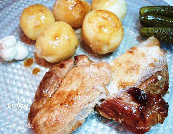 Подавать с варено-обжаренным картофелем, солеными огурцами и хреном.