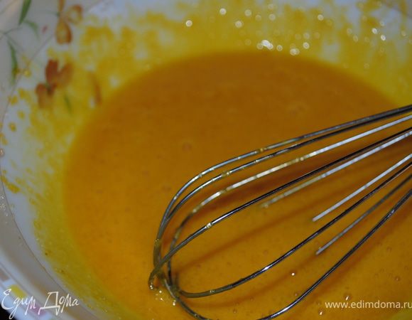 Желтки отделить от белков. В желтки всыпать 60 гр сахара и сбить