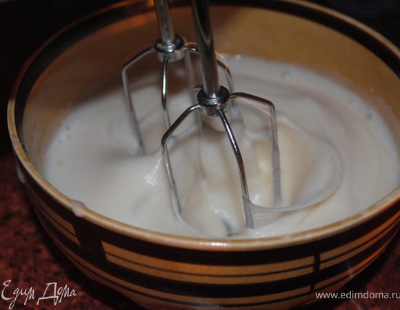 Остачу сахара всыпать в белки и тоже сбить