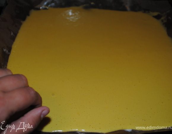 Тесто вылить на смазаный маслом противень и запекать 15 минут
