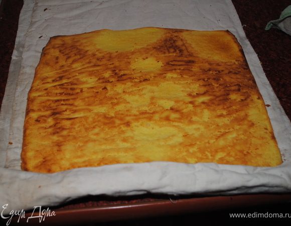 Когда бисквит будет готов, смочить полотенце и на него перевернуть наш бисквит, и аккуратно, что бы не сламать его, свернуть в рулет