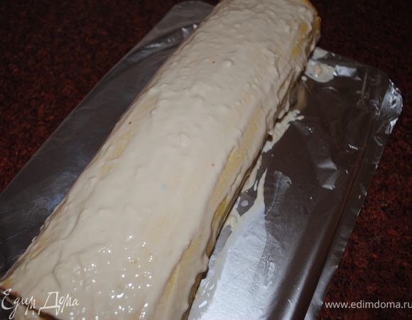 опять розварачиваем рулет, смазываем теперь уже готовым кремом, и опять сварачиваем. И ставим в холод на ночь. Украшаем по вкусу.
