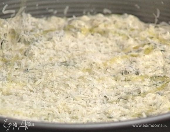 Большую разъемную форму смазать оставшимся сливочным маслом, обсыпать сыром, выложить в нее кабачковое тесто и присыпать сверху оставшимся сыром. 

