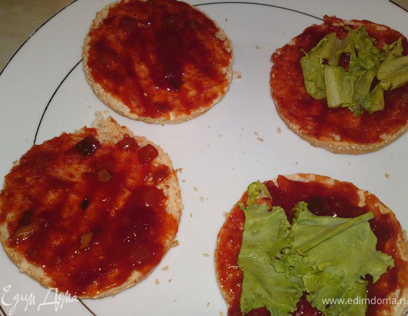 Булочки разрезать пополам. Нижнюю часть помазать соусом heinz Барбекью, сверху выложить нарезанные крупно листья салата.