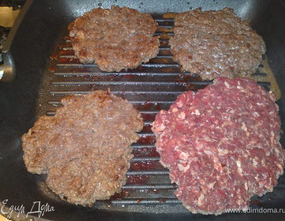 Берем фарш, солим и перчим, хорошо перемешать. Затем делаем котлетки круглые (они должны быть тоненькие и большие, т.е. ужарятся). Я жарю котлеты на сковороде Гриль, без масло, все время их переворачивая. 