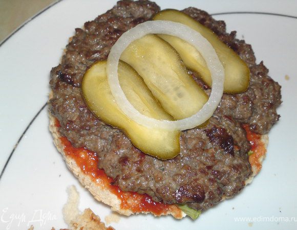 Котлеты готовы, выкладываем их на уже заранее приготовленные булочки, сверху выкладываем огурчики порезанные кольцами,затем порезанный тоненько кружочками лук,а сверху сыр . Все это закрываем верхней булочкой.
