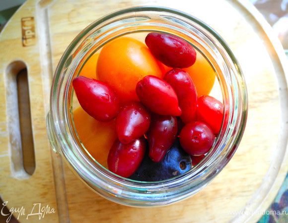 Банки и крышки простерилизовать (можно в духовке).
Помидоры и кизил тщательно помыть. Помидорчики со стороны плодоножки проколоть новой зубочисткой или шпажкой. Уложить в банки. Пустоты засыпать кизилом.