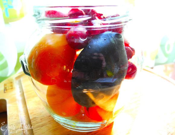 Вскипятить воду. Залить кипящей водой помидоры и кизил, я заливаю воду половником, аккуратно, чтобы помидоры не полопались, хотя некоторые, все равно данной экзекуции не выдерживают. Дать постоять минут 10. В это время готовим заливку. В кипящую воду насыпать соль и сахар, дать покипеть минуты три. Пока заливка кипит, слить воду с помидоров. 
Затем аккуратно заливаем нашу заливку в баночки с помидорами и кизилом до самого верха и закатываем крышками.      