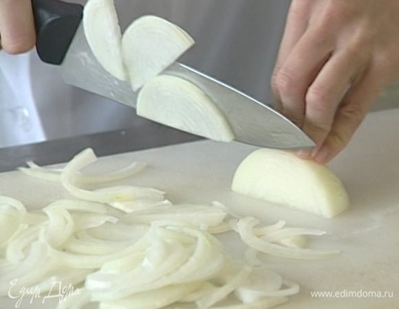 Лук почистить и нарезать полукольцами.