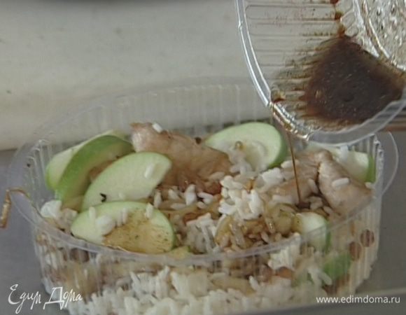 Полить салат заправкой, посыпать мятой.