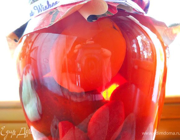 Не обошлось без "изюминки", а "изюминкой" у меня выступила черносливина, которая оказалась больше, чем мои помидорины. Не бойтесь экспериментов, иногда они оказываются очень удачными.