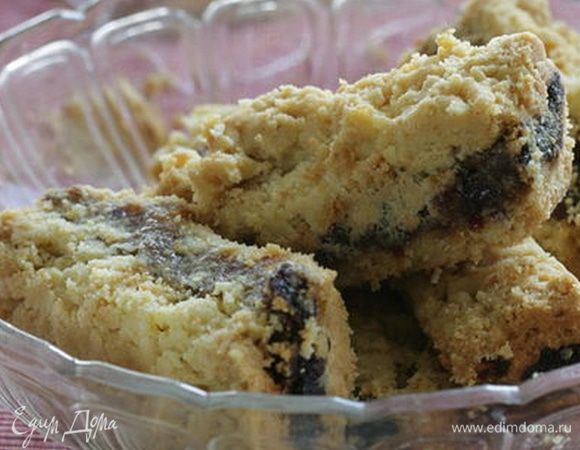 Готовый пирог остудить, присыпать сахарной пудрой и разрезать на кексы по намеченным надрезам.