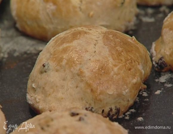 Готовые булочки присыпать сахарной пудрой.