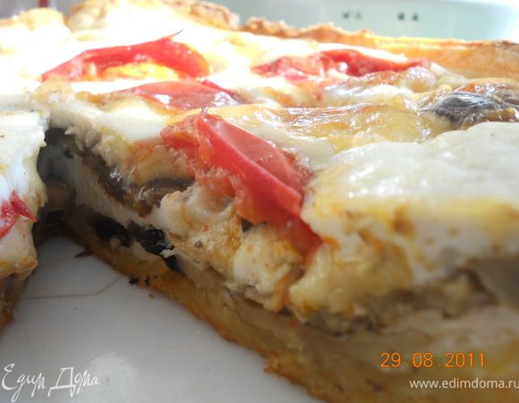 когда основа пропеклась(25-30 минут хватит чтоб основа овощная была готова!) вынимаем из духовки, на дно укладываем баклажаны по кругу, грибы сыр, помидоры, слегка солим и заливаем всю эту красоту яично молочной смесью, и  опять в духовку на 20 минут!
получаеться очень нежный и невероятно вкусный киш! приятного аппетита!