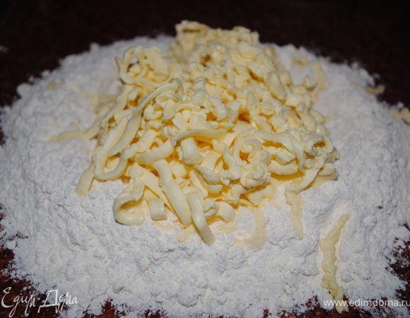 Масло натереть на муку, добавить яйцо и замесить тесто, оставить его на 30 минут в холодильнике.