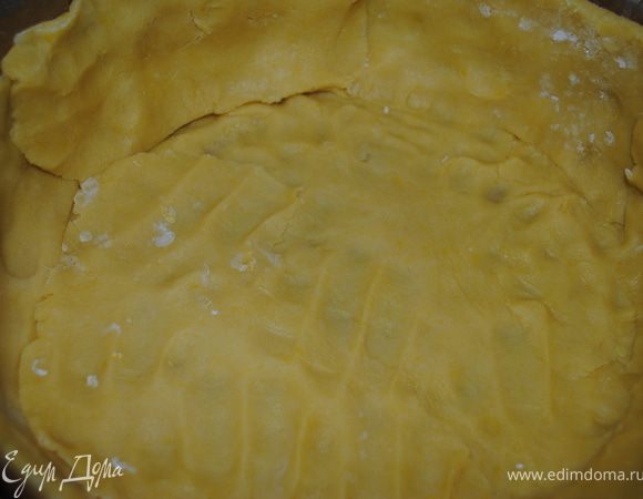 Раскатать тесто и уложить на дно, и на бортики.