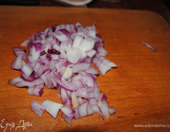 Нарезать лук и обжарить.