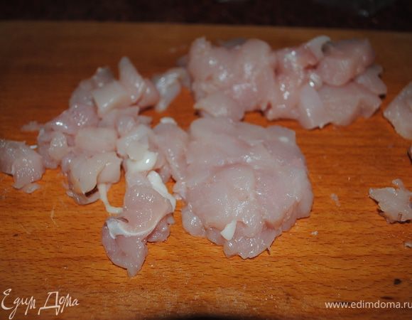 нарезать мясо, замариновать соевым соусом на 15 минут.