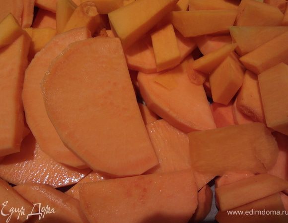 Помыть, очистить и нразеать на полосочки или кружочки овощи. Посыпать их солью и перцем. Добавить к ним 1 ст.л. оливкового масла и все размешать, дабы овощи "нарядились" в масло.