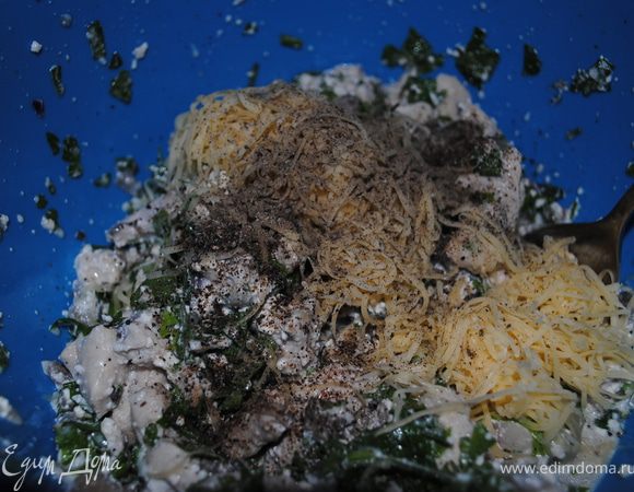 к начинке добавить 100 гр тертого сыра, поперчить, добавить специй на ваш вкус и выложить на подготовленое тесто.