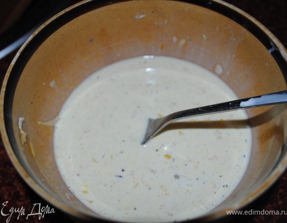 отдельно смешать яйцо, сливки, тертый сыр и залить этой смесью нашу начинку.