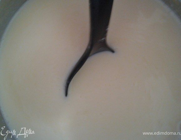 Замочить желатин в холодной воде. Молоко нагреть, оно должно быть теплым, но не горячим. Крахмал смешать с яйцами, тщательно перемешать. Добавить туда немного теплого молока, за тем ввести всю смесь в теплое молоко. Тщательно перемешать. 