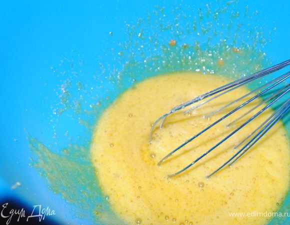 Сбить яйца с сахаром и растопленным маслом