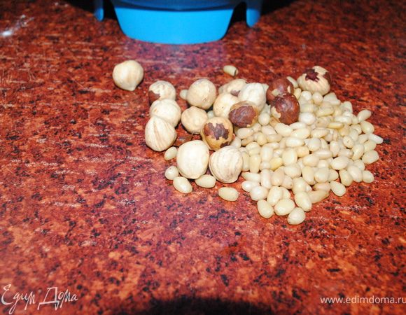 кедровые орешки и фундук мелко порубить и добавить в тесто, потом добавить крохмал и разрыхлитель теста. Тесто выливаем в форму и ставим в духовку