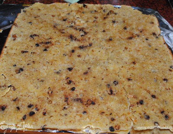 Когда корж остынет разрезаем его на две части