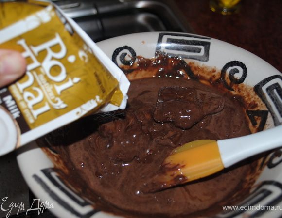 на паровой бане растапливаем шоколад, добавляем кокосовое молоко и заливаем верх торта. Ставим в холод на час.